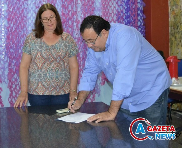 Toma posse nova secretária de educação em Amambai O ato marcou a posse da nova secretária de educação, em Amambai. Zita Centenaro substituiu a também professora Vilma Oliveira da Cruz frente à pasta. (Fotos: José Aguiar)