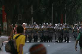 Manifestação de grevistas da USP termina em confronto com a PM