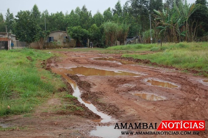 Moradores sofrem com a falta de drenagem e pavimentação na vila / Foto: Arquivo