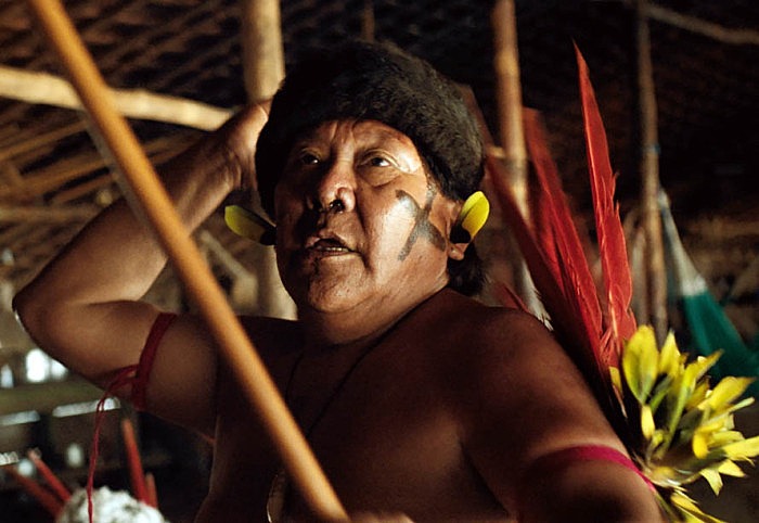 Filme com Davi Kopenawa alerta sobre garimpo: "Floresta vale mais que ouro" Davi Kopenawa, xamã e liderança indígena yanomami em cena do filme