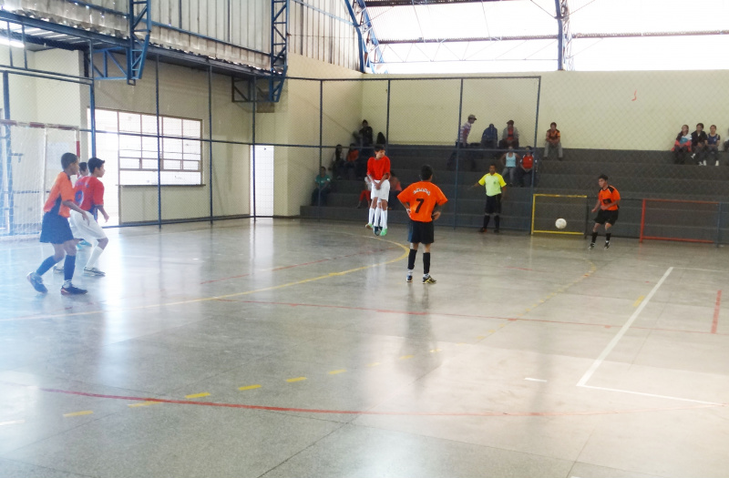 Guarani é campeã do futsal feminino; confira os resultados dos Intercolegiais Jogo de futsal masculino desta segunda-feira (4) da escola Felipe de Brum contra Antônio Pinto.