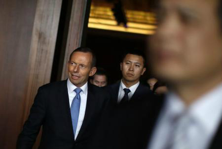 Premiê da Austrália, Tony Abbott, ao sair de uma reunião em Xangai. 