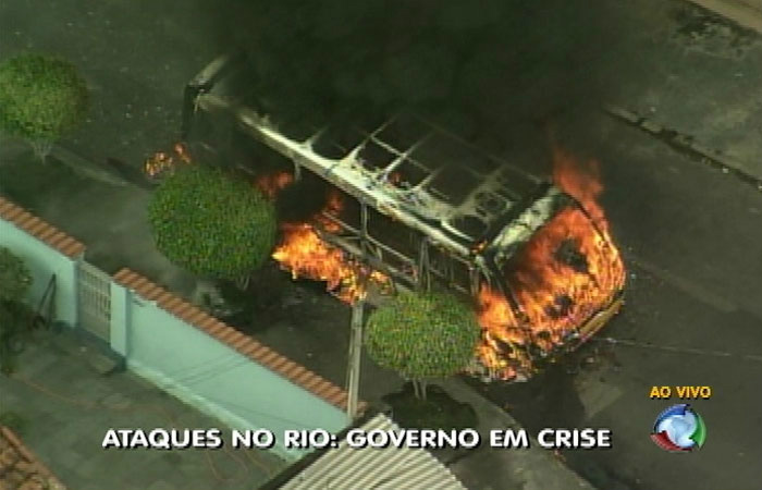 Ônibus são incendiados em pontos da zona norte do Rio Ônibus são incendiados em pontos da zona norte do Rio