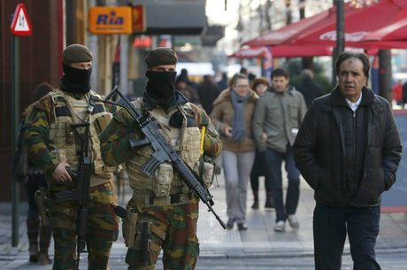 Polícia belga identifica apartamentos usados por suspeitos de atentados de Paris