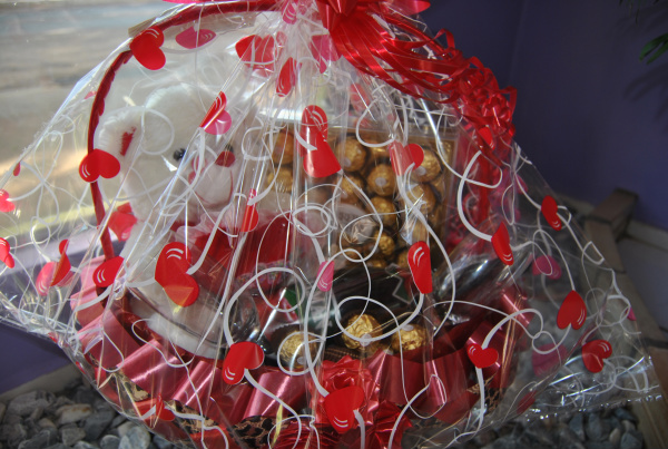 Comércio é aquecido pelas vendas do Dia dos Namorados em Amambai Cestas com flores, bombons, champagne e ursinhos, um presente tradicional e emocionante para qualquer casal. Foto: Moreira Produções.