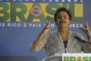 Dilma defende investimentos para a Copa e diz que inflação está sob controle A presidenta Dilma Rousseff defendeu os investimentos que o governo tem feito para a Copa do Mundo e disse que os benefícios ficarão para os brasileiros após o fim do megaevento (Tânia Rêgo/Agência Brasil)