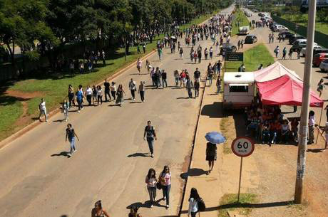 Motoristas e cobradores interditam rodovia de acesso ao centro de Brasíla Os manifestantes também exigem cumprimento dos direitos trabalhistas (Aagetran/Divulgação)