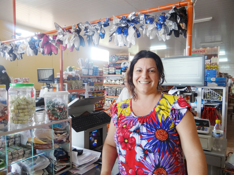 Comércio de Amambai está preparado para a Páscoa Luciane Farias, proprietária da Mercearia Alvorecer / Foto: Moreira Produções