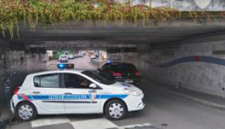 Polícia municipal em uma passagem subterrânea perto da igreja onde dois sequestradores foram mortos após matarem um padre em Saint Etienne du Douvray