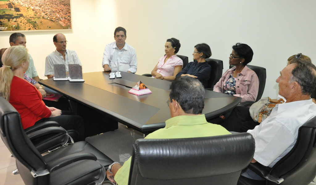 Servidores aposentados da Prefeitura de Amambai são homenageados Foram homenageados Floriano Benites, Natalício Tavares da Silva, Doraci de Melo Tobias, Sebastiana Silva de Souza, Eunice Aparecida Batista Tavares, Wanderlei Lopes Lemes, Vera Regina Bortolla e Esmeralda Ferreira de Souza Zacarias.