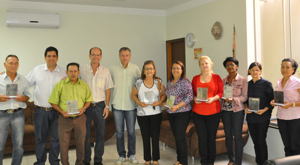 Servidores aposentados da Prefeitura de Amambai são homenageados Na oportunidade foi entregue aos homenageados uma lembrança.