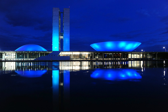 Congresso Nacional se ilumina de azul em campanha contra câncer de próstata “Um a cada seis homens terá câncer de próstata e 1 a cada 36 morrerá da doença”.