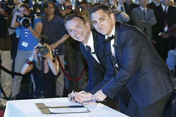 Boileau (d) e Autin assinam a ata do primeiro casamento francês entre pessoas do mesmo sexo, em Montpellier 