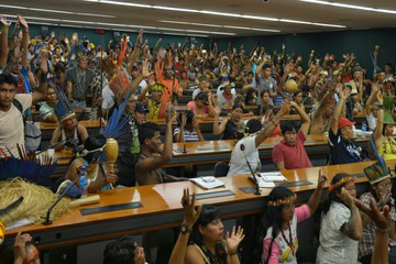 Revoltados com a criação de comissão para analisar a PEC 215, centenas de índios invadiram  a Câmara dos Deputados (Foto: Valter Campanato/ABr)