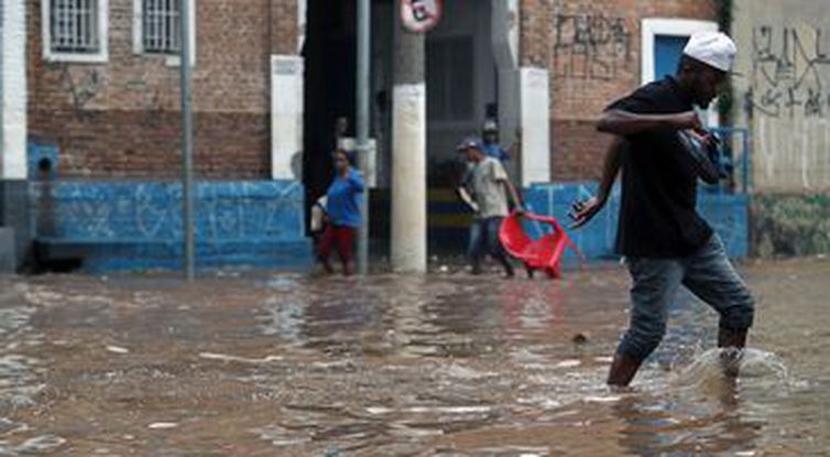 Rua no bairro da Vila Prudente fica  inundada após fortes chuvas em São Paulo / Foto: Amanda Perobelli