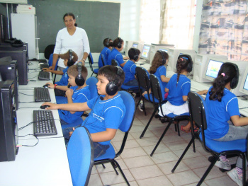 Alunos na sala de tecnologia com a professora Ilda da Cruz Ribas.