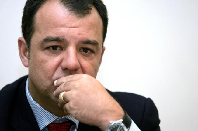 Cabral sob fogo cruzado nos mundos virtual e real Cabral sob fogo cruzado nos mundos virtual e real