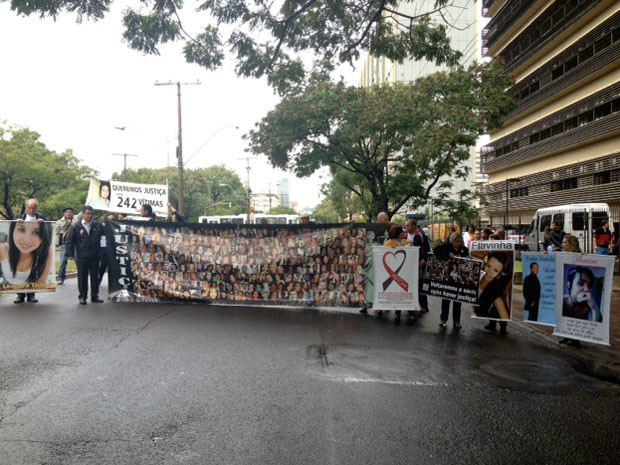 Associação de familiares trancaram a Avenida Borges de Medeiros, na capital (Foto: Fábio Almeida/RBS TV)