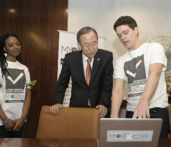 Voluntários podem trabalhar pela internet. Foto: ONU/Eskinder Debebe