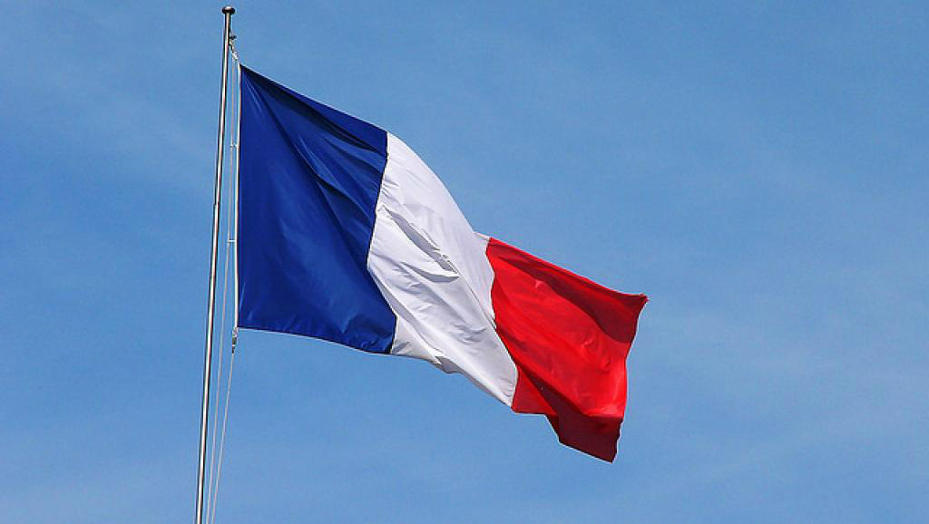 Bandeira da França e o debate sobre a nacionalidade francesa no Parlamento