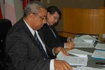 Vereador Carlinhos analisando o mérito dos projetos / Foto: Moreira Produções 