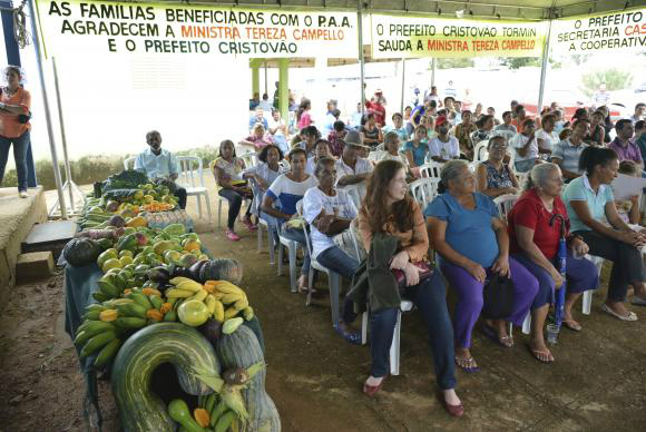 Governo investiu R$ 567 milhões na compra de alimentos da agricultura familiar Agricultores de Luziânia (GO) acompanham divulgação do balanço do Programa de Aquisição de Alimentos. Em 2015, governo comprou R$ 567 milhões em alimentos da agricultura familiarValter Campanato/Agência Brasil