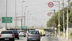Diminuição de velocidade em SP levará à redução de 250 mortes, diz secretário Pistas locais das marginais Pinheiros e Tietê tiveram sua velocidade reduzida para 50 km/h