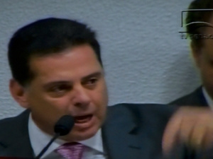 Em depoimento, Perillo nega proximidade com Cachoeira