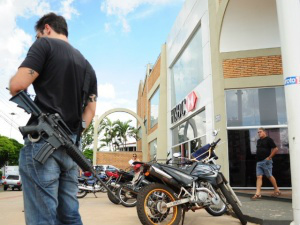 Tiroteio ocorreu na agência do banco HSBC, localizado na avenida Afonso Pena (Foto: Rodrigo Pazinato)