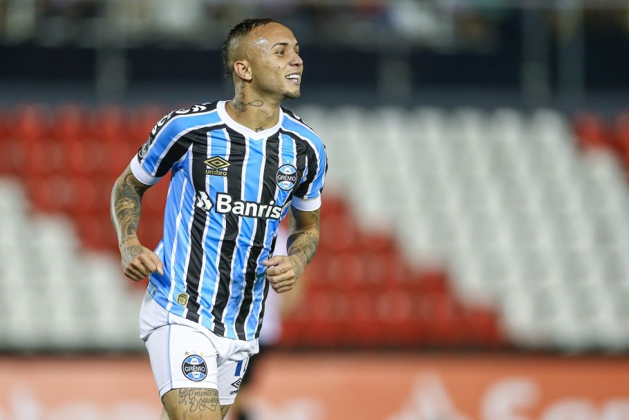 Everton marca duas vezes e Grêmio supera o Libertad no Paraguai