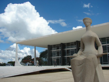Com julgamento empatado, STF adia decisão sobre perda de mandatos