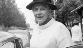 Das 130 premiações do Nobel da Paz, 17 foram para mulheres; conheça cada uma Alva Myrdal ganhou o prêmio pelo seu trabalho em prol do desarmamento e do controle de armas / Wlkipedia