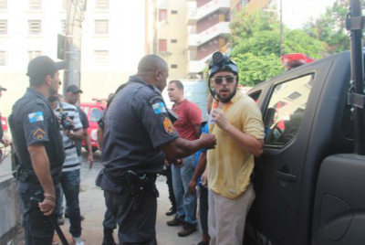 O repórter Bruno Amorim, do jornal O Globo, foi preso por estar fotografando a ação dos policiais com a acusação de estar 