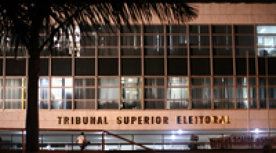 Decisões do plenário do TSE sobre Ficha Limpa permitem julgamento mais célere dos recursos Vista noturna da sede do TSE/DF.