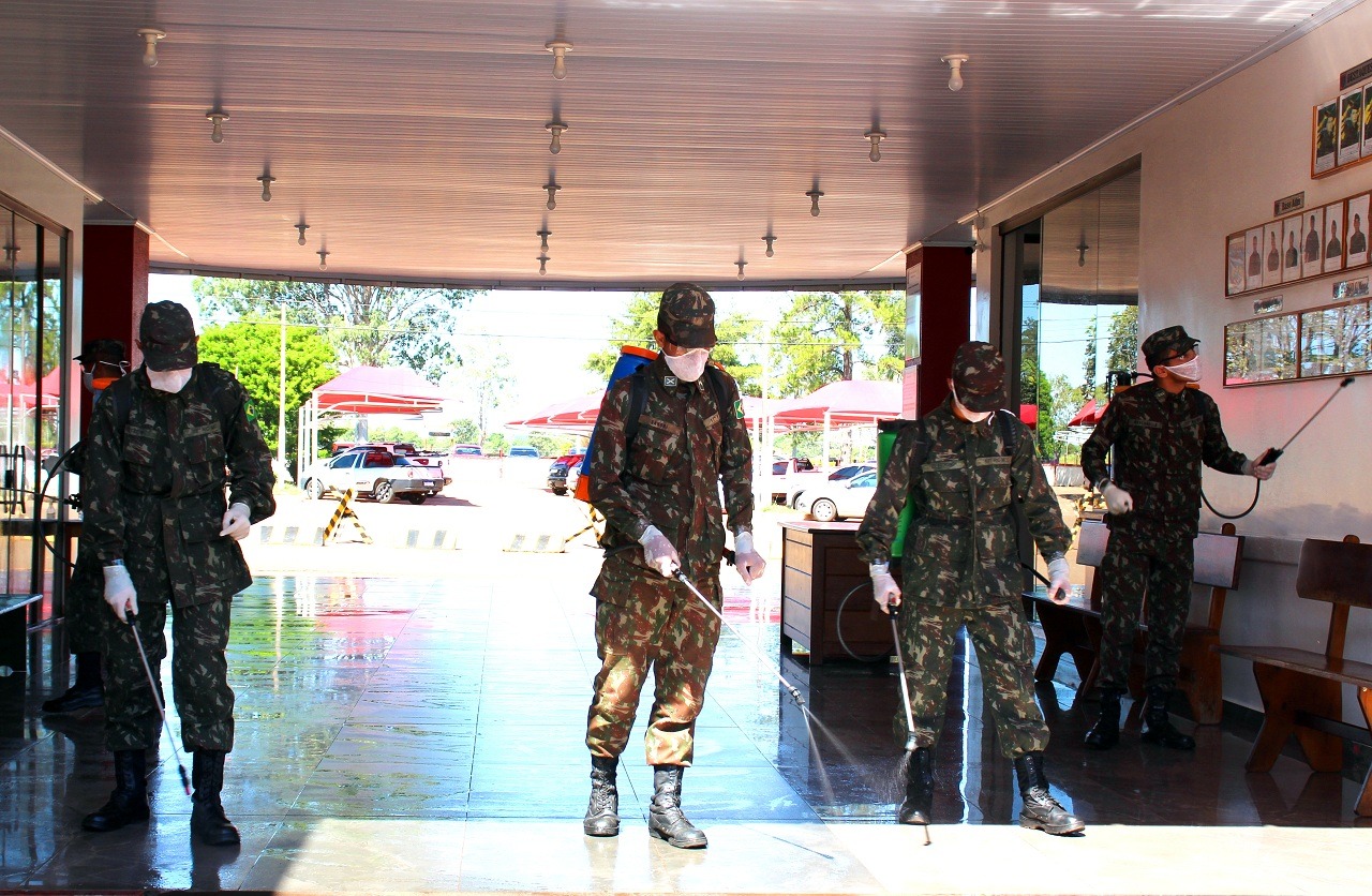 17º RC Mec promove instrução de combate ao Coronavírus A equipe realizou a desinfecção de instalações da unidade / Foto: 17º RC MEC