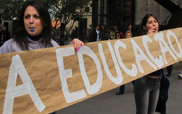 Professores de universidades federais fazem protesto em frente à Bovespa Professores de universidades federais fazem protesto em frente à Bovespa