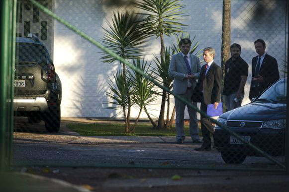 PF encerra busca e apreensão na residência de Eduardo Cunha Brasília - Polícia Federal cumpre mandados de busca e apreensão na residência oficial do presidente da Câmara dos Deputados, Eduardo Cunha, em Brasília