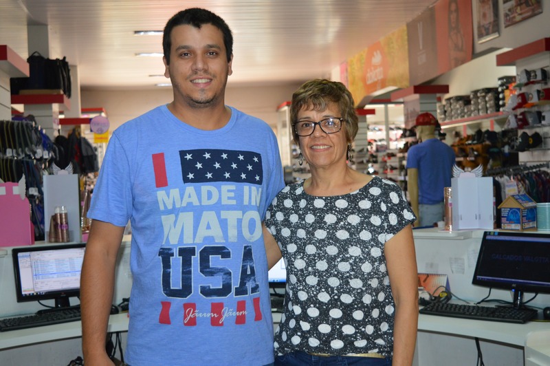 Calçados Valotta é opção para quem deseja presentear neste Dia das Mães Junior Valotta ao lado da mãe / Foto: Moreira Produções