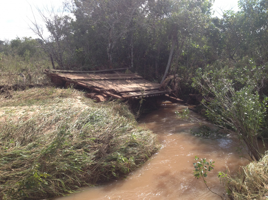Ponte privada sobre o rio Panduí ficou deteriorada após as chuvas e já foi recuperada pela Seinfra / Foto: Decom