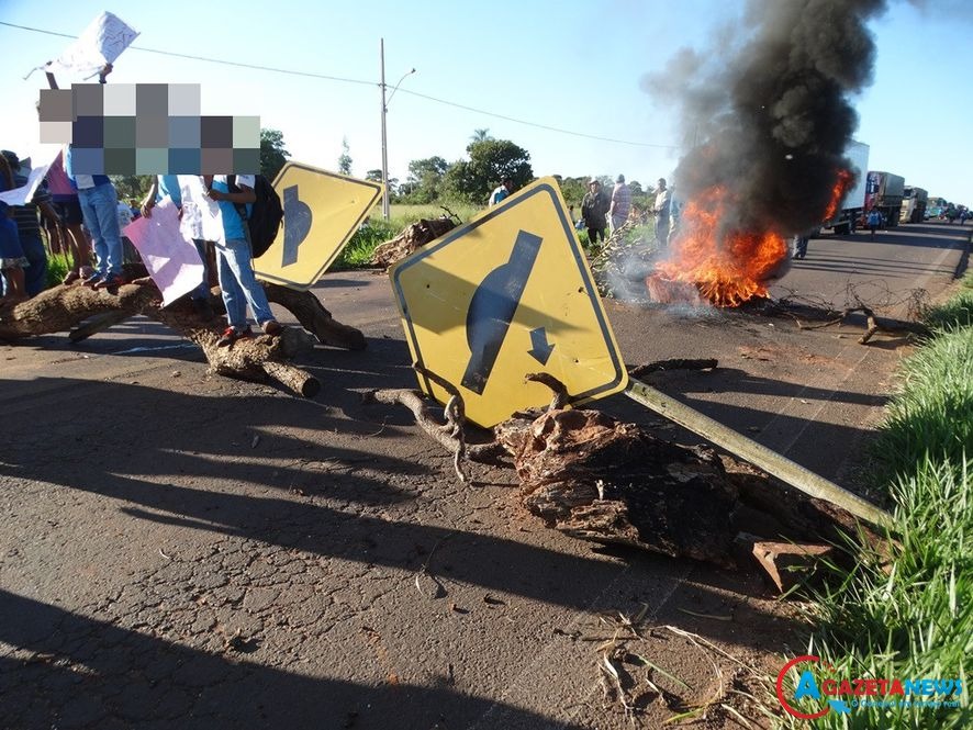 No manifesto do ano passado por motivação semelhante, os indígenas bloquearam rodovia, inclusive usando placas de sinalização que até hoje não foram recolocadas / Foto: Vilson Nascimento/Arquivo
