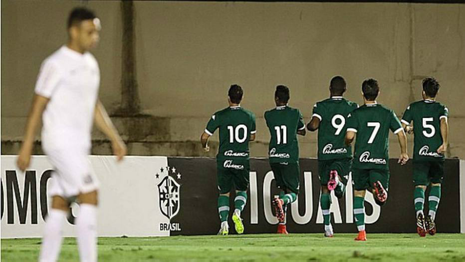 O Santos continuou com sua má fase ao ser goleado fora de casa pelo Goiás, por 4 a 1, na 12ª rodada do Brasileirão