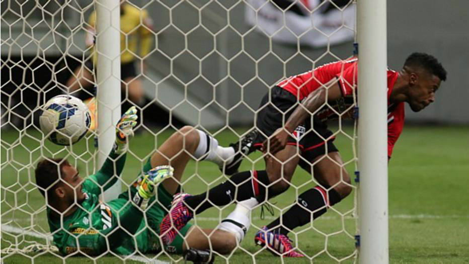 O São Paulo deu um tempo na crise ao fazer 4 a 0 no Vasco, no Mané Garrincha, pela 12ª rodada do Brasileirão