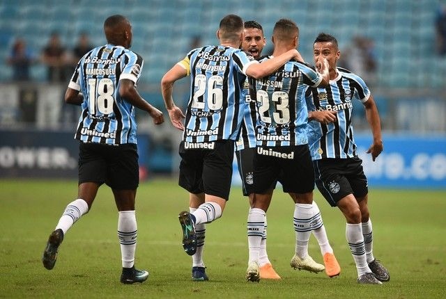 Jogadores do grêmio comemoram gol (Foto: Globo Esporte)