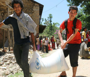Entrega de alimentos no Nepal. Foto: PMA/Angeli Mendoza
