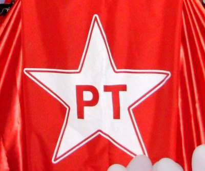 PT diz que Supremo fez do mensalão um julgamento político PT diz que Supremo fez do mensalão um julgamento político