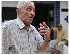 Governo, especialistas e moradores divergem sobre instituições de permanência para idosos Ex-caminhoneiro Manuel Menezes, de 77 anos. exemplo de quem preferiu viver numa Ilpis do que na casa de parentes.