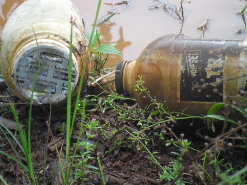 Brasil consome 18% dos agrotóxicos do mundo, mesma porcentagem dos Estados Unido Agrotóxicos no Rio Santa Maria, no Rio Grande do Sul / (Foto: Reprodução