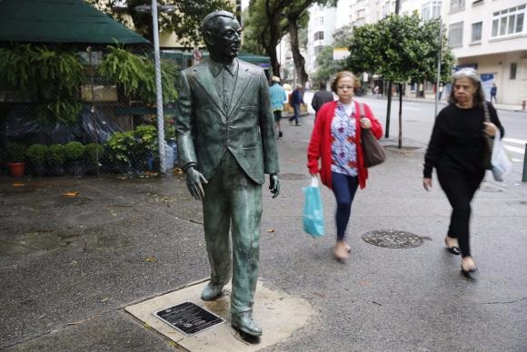 Há 105 anos nascia Nelson Rodrigues; relembre a biografia do autor Estátua em homenagem a Nelson Rodrigues na Praça Manoel Campos da Paz, em CopacabanaFernando Frazão/Agência Brasil