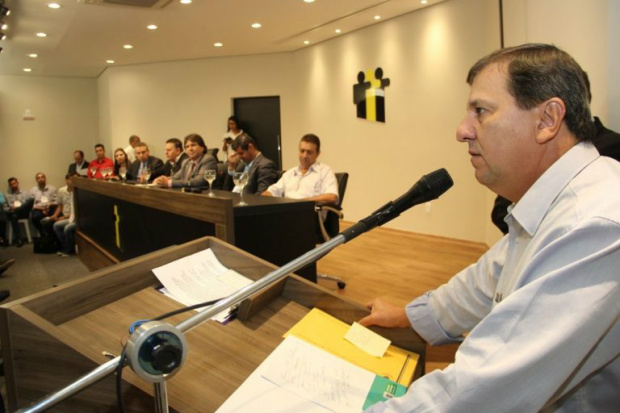 Assomasul conclama vereadores para o desafio de tirar municípios da crise O Secretário de Estado da Casa Civil, Sérgio de Paula, também discursou na abertura do seminário em que representava o governador, Reinaldo Azambuja / Foto: Assomasul