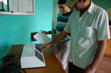 23.296 eleitores devem votar em Amambai Eleitor faz treinamento na urna eletrônica em Amambai.